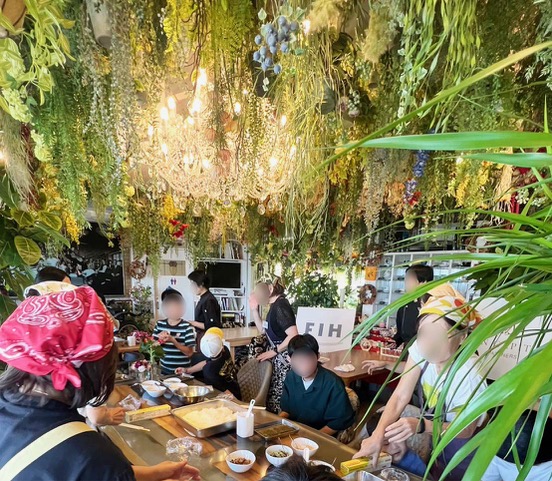 三原庭園内のカフェGivernyでの月例イベントにて ボランティアスタッフと子どもたち、保護者(シスター)が楽しく交流する様子