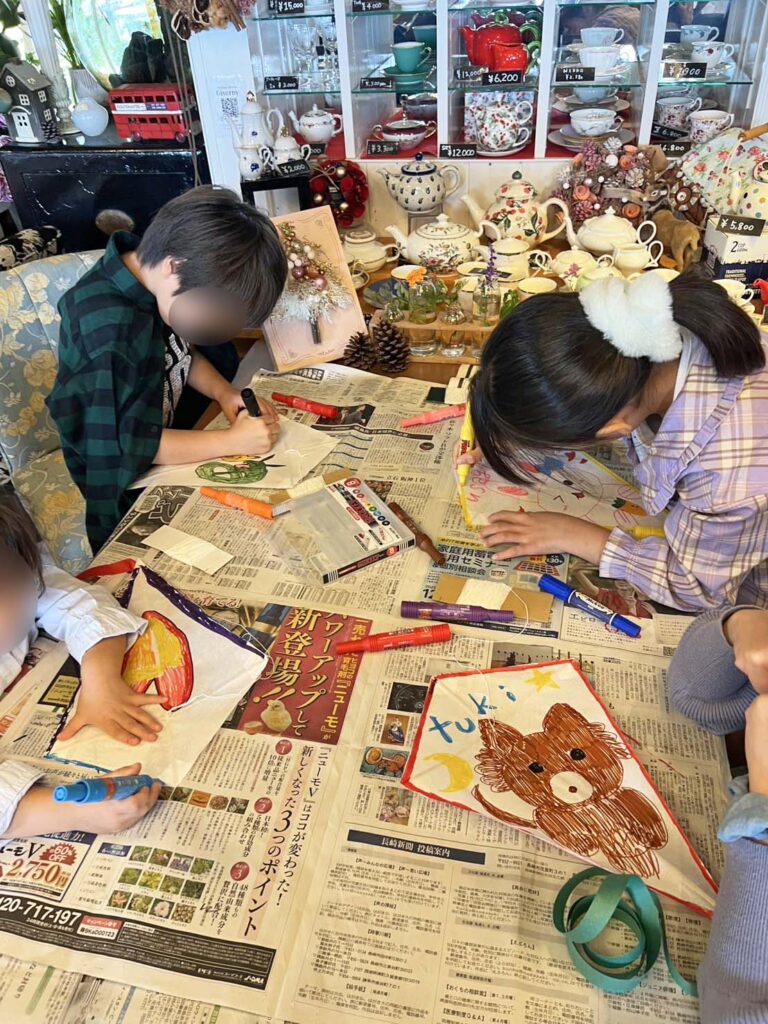 レクリエーションで子供たちが凧を作っている